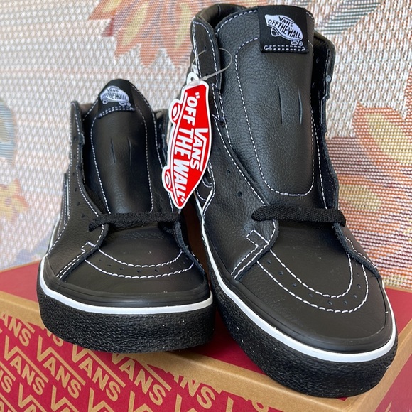 Vans WMNS Sk8-Hi Bolt Black/Black
VN0A5JIVBKA1
Sneakers - athletic shoes - Picture 7 of 16